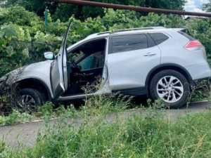 У Запоріжжі п'яний водій на позашляховику застряг у паркані - фото