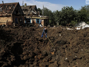 Замість полуниці та помідорів 7-метрова вирва: росіяни обстріляли приватний сектор у Кушугумі 