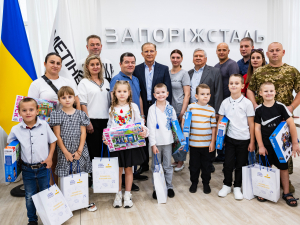 Запоріжсталь та інші запорізькі підприємства Метінвесту допомогли зібрати до школи 320 першокласників-дітей робітників