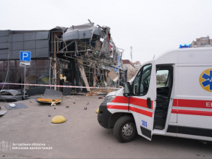 Росіяни вдарили по супермаркету в Запоріжжі - є поранені (фото, відео)