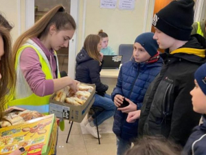 У Запоріжжі дітей переселенців радують смачними булочками