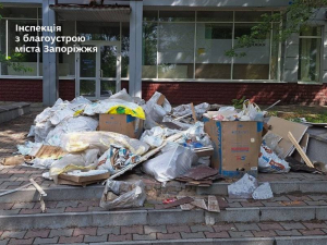Склав гору сміття просто на сходах – у Запоріжжі підприємець «перегородив» прохід (фото)