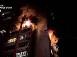 «Чую, в квартирі дівчина кричить»: у Запоріжжі очевидці розповіли, як рятувалися від вибухів під час обстрілу (відео)