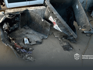 Спалені вандалами пластикові сміттєві контейнери у Запоріжжі