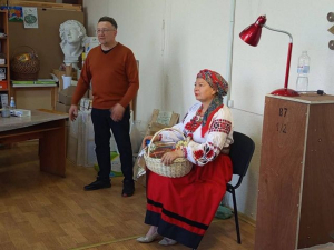 Українська берегиня - відома запорізька волонтерка стала моделлю для юних митців (фото)