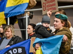 У Запоріжжі родичі полонених оборонців Маріуполя влаштували мітинг з вимогою повернення їхніх рідних додому - фото, відео