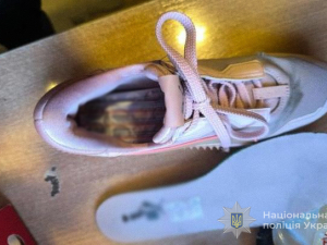 Розсилав пігулки у кросівках та одязі - у Запоріжжі викрили наркозбувача з «поштовою» схемою (фото)