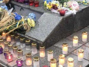 У Запоріжжі біля пам"ятника запалювали  свічки