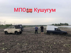 Через зниження рівня води автівки у Запорізькій області застрягли в багнюці - подробиці