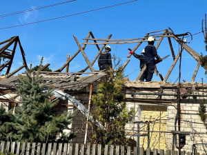 Зруйновані будинки та вибиті вікна - у Запоріжжі ліквідовують наслідки нічної атаки росіян (фото)