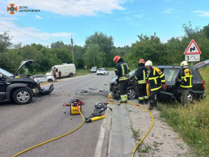 Затисло в понівеченій автівці - у Запорізькому районі сталася ДТП із постраждалими (фото)