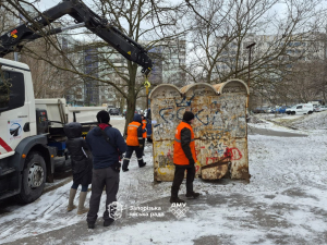 У Запоріжжі краном прибрали «довгожителя» — кіоск роками псував двір у Хортицькому районі (фото)