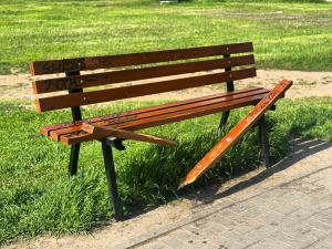 У популярній зоні відпочинку спального району Запоріжжя "попрацював" вандал (фото)