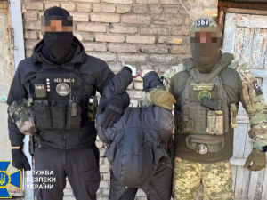 СБУ та Нацполіція задокументували протиправну діяльність запоріжця, причетного до незаконного зберігання та збуту зброї й боєприпасів. Фото СБУ