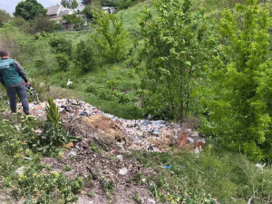Гора кавових стаканів і пляшок — у Запоріжжі виявили нове сміттєзвалище (фото)