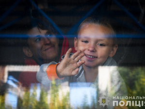 Ховалися від обстрілів за стіною хліву - поліцейські евакуювали з Приморського багатодітну сім’ю