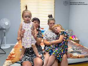 Родину з трьома дітьми евакуювали  до Запоріжжя через постійні обстріли, фото:ЗОДА 