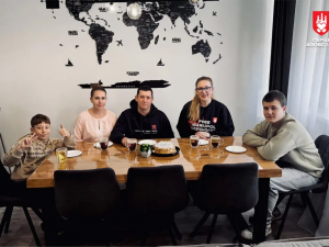 Захисник Маріуполя Роман Мещеряков разом із родиною отримав власну квартиру за програмою «Вдома»