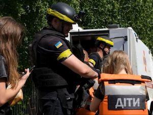 Під звуки вибухів -  з прифронтової Юрківки евакуювали дві багатодітні родини (відео)