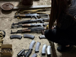 Відправляли поштою автомати – львівські поліцейські затримали двох мешканців Запоріжжя