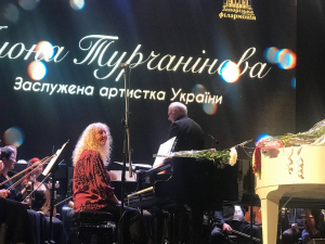 30 років на одній сцені: у Запорізькій філармонії  грандіозний концерт яскравої мультиінструменталістки пройшов з аншлагом