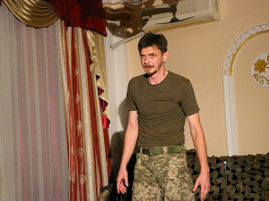 "Я змінюю порядок, слова, навіть кількість матюків" - у Запоріжжі боєць ЗСУ показав стендап про війну без прикрас