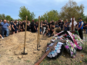 У Малокатеринівці провели в останню путь хлопця, який загинув від удару по дитячому кафе