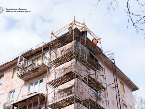 «До завершення року маємо впоратися»: як у Запоріжжі відбудовують будинок, який вразив ворожий удар (фото, відео)