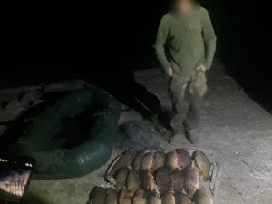 Упіймали вночі - в Запоріжжі браконьєр наловив понад пів центнера риби (фото)