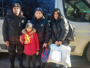 "Люблю своє рідне село всім серцем" - поліцейські евакуювали дитину з Приморського (відео)