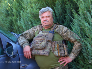 Водій запорізької бригади ТрО приїхав на війну на двоповерховому автобусі та врятувався від ПТУР завдяки загубленому телефону (фото)