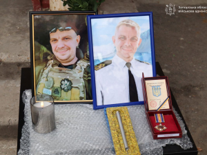 Загинув на Донеччині, рятуючи побратимів - на будинку в Запоріжжі встановили пам'ятну табличку на честь бойового медика (фото)