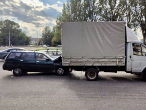 У Запоріжжі легковик "залетів" під вантажівку - фото