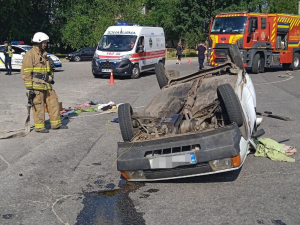 У Запоріжжі автівка перекинулася на дах - постраждали водій та пасажир (фото)