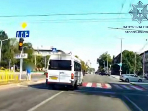 Пронісся на червоне – у Запоріжжі водія маршрутки притягнули до відповідальності (фото, відео)