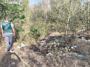 Зробили звалище на природі - в одному з районів Запоріжжя натрапили на смітник (фото)