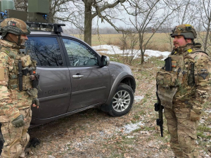 Автівки для дронарів: Метінвест передав позашляховики підрозділу БПЛА бригади «Хортиця»