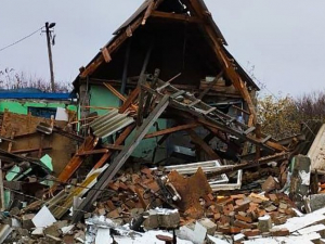 Зруйновані будинки та воронки від снарядів: росіяни обстріляли з артилерії два райони Запорізької області