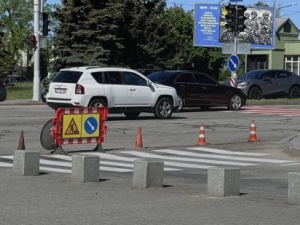 У центрі Запоріжжя перекрили проїзд: на важливій вулиці стартував ремонт дороги (фото, відео)