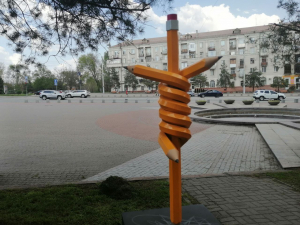 Символ спротиву: на головному проспекті Запоріжжя встановили олівець - фото