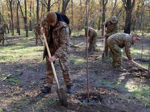 Примножили красу острова - військові та молодь висадили на Хортиці нові дерева (фото)