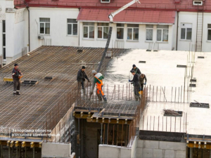 Почали важливий етап - у центрі Запоріжжя триває будівництво хірургічного корпусу з підземною операційною (фото, відео)