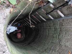 На  Запоріжжі рятувальники дістали чоловіка з чотириметрового колодязя (фото) 