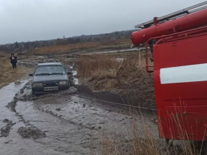 Запорізькі рятувальники продовжують визволяти людей на Дорозі життя - фото