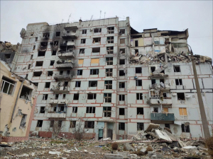 Зруйнована російськими обстрілами багатоповерхівка у Степногірську. Фото сайту "Відбудова"