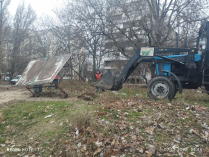 Двір запорізької багатоповерхівки перетворили на притон та "наливайку" - фото