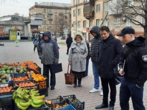 У центрі Запоріжжя на "стометрівці" незаконно торгували екзотичними фруктами - фото