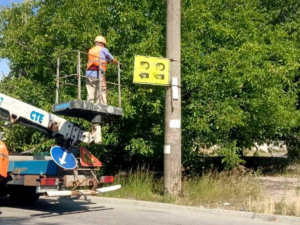 Незаконні вивіски прибрали – Хортицький район Запоріжжя очищують від небезпечного металу (фото)