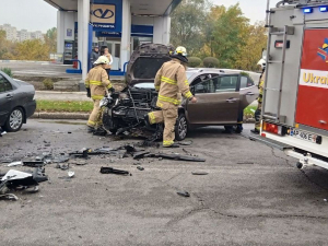 У Запоріжжі жінку діставали з розбитої автівки за допомогою спеціальних ножиць - фото