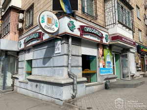 Незаконні вивіски зникли з фасаду — в центрі Запоріжжя прибрали рекламу на проспекті Соборному (фото)